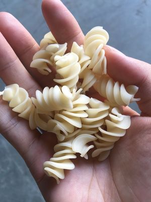 食品グレードのステンレス鋼マカロニー パスタ製造機 顧客のニーズを満たす
